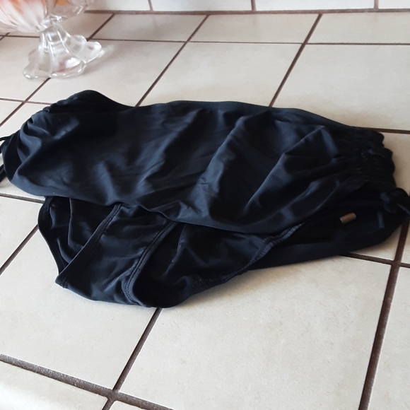 Floral and Black TWO PIECE SWIM SIZE M - Picture 4 of 7